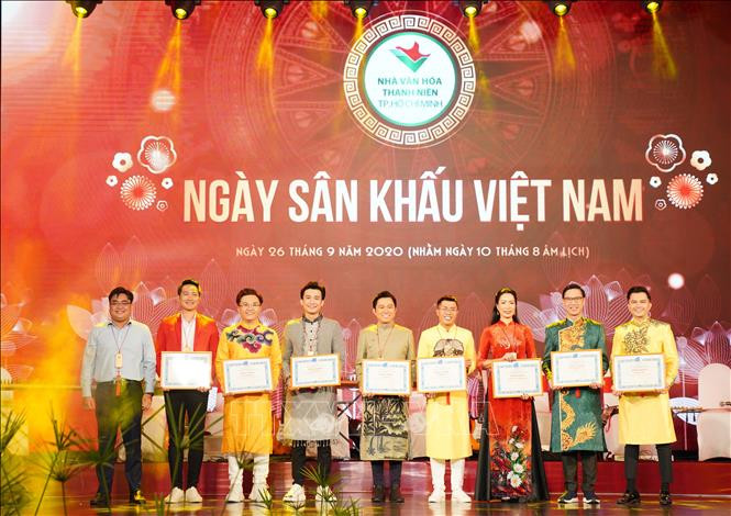 Các văn nghệ sĩ "Vì cộng đồng" năm 2020 được tôn vinh tại lễ kỷ niệm. Ảnh: Thu Hương - TTXVN Ngày sân khấu Việt Nam 2020: Vinh danh các văn nghệ sỹ có nhiều đóng góp cho sân khấu, vì cộng đồng ảnh 1