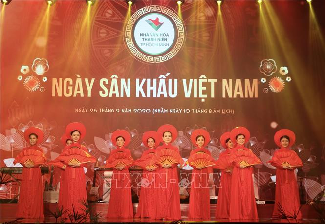 Tiết mục văn nghệ chào mừng Ngày sân khấu Việt Nam năm 2020. Ảnh: Thu Hương - TTXVN Ngày sân khấu Việt Nam 2020: Vinh danh các văn nghệ sỹ có nhiều đóng góp cho sân khấu, vì cộng đồng ảnh 3