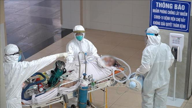Vận chuyển bệnh nhân lên khu vực điều trị của Bệnh viện Chợ Rẫy. Ảnh: TTXVN phát Thành phố Hồ Chí Minh sẵn sàng chuyển đổi công năng 2 bệnh viện thành bệnh viện điều trị bệnh nhân mắc COVID-19 ảnh 1