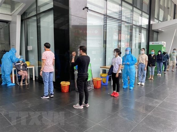 Lấy mẫu xét nghiệm COVID-19 ở Thành phố Hồ Chí Minh. Nguồn: TTXVN phát Thành phố Hồ Chí Minh: Khẩn trương điều tra, truy vết các trường hợp liên quan đến chuỗi lây nhiễm mới ảnh 1