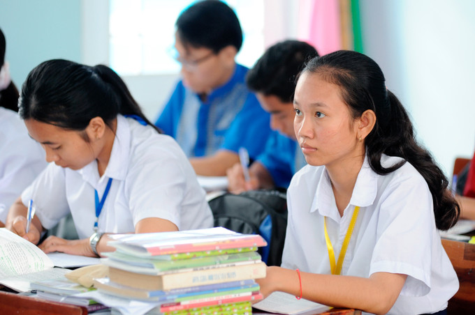 Em Thạch Thị Thanh Tiền (dân tộc Khmer, học sinh lớp 11A6) là học sinh tiêu biểu, điển hình vượt khó học giỏi nhiều năm liền của Trường Trường THPT DTNT Huỳnh Cương. Năm học vừa qua, Thanh Tiền đạt giải nhì môn Văn cấp tỉnh, hiện đang ôn tập để chuẩn bị cho kỳ thi học sinh giỏi cấp quốc gia. Ảnh: An Hiếu Khuyến học ở Sóc Trăng ảnh 3