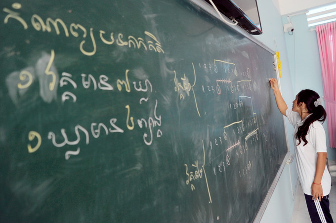 Giờ học tiếng Khmer của học sinh THPT DTNT trú Huỳnh Cương (Sóc Trăng). Ảnh: An Hiếu Khuyến học ở Sóc Trăng ảnh 2