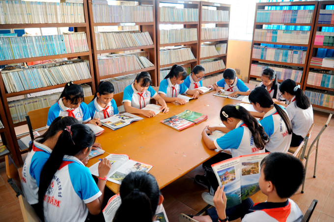 Góc thư viện với nhiều đầu sách, báo phục vụ cho việc học tập của học sinh trường THCS Đại Tâm (huyện Mỹ Xuyên, Sóc Trăng). Ảnh: An Hiếu Khuyến học ở Sóc Trăng ảnh 7
