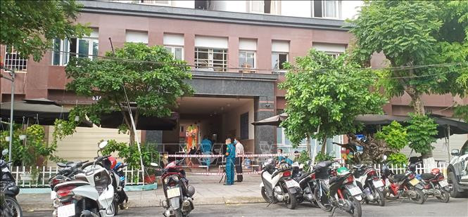 Chung cư Thái An 2B, đường Nguyễn Văn Quá, phường Đông Hưng Thuận, Quận 12 bị phong tỏa. Ảnh: Đinh Hằng - TTXVN Thành phố Hồ Chí Minh xử lý các điểm liên quan đến bệnh nhân COVID-19 ảnh 8
