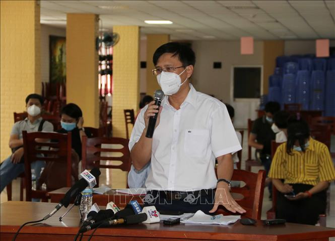 Chủ tịch UBND quân Bình Tân Nguyễn Minh Nhựt phát biểu tại buổi kiểm tra tình hình phòng, chống dịch COVID-19 tại Công ty TNHH Pouyuen Việt Nam (quận Bình Tân). Ảnh: Thanh Vũ - TTXVN Thành phố Hồ Chí Minh: Kiểm tra công tác phòng, chống dịch COVID-19 tại Công ty trách nhiệm hữu hạn Pouyuen Việt Nam ảnh 6