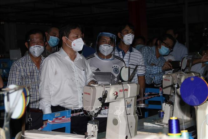 Phó Chủ tịch Dương Anh Đức kiểm tra phân xưởng nơi nữ công nhân nhiễm COVID-19 làm việc (hiện đã ngừng hoạt động) tại Công ty trách nhiệm hữu hạn Pouyuen Việt Nam (quận Bình Tân). Ảnh: Thanh Vũ - TTXVN Thành phố Hồ Chí Minh: Kiểm tra công tác phòng, chống dịch COVID-19 tại Công ty trách nhiệm hữu hạn Pouyuen Việt Nam ảnh 3