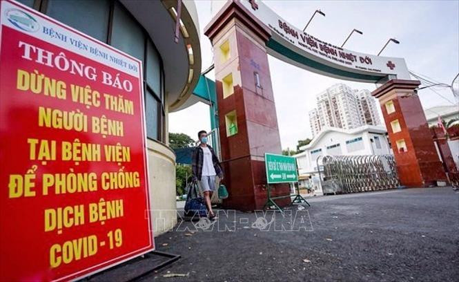 Bệnh viện Bệnh nhiệt đới Thành phố Hồ Chí Minh tạm dừng việc thăm người bệnh nhằm phòng, chống dịch COVID-19. Ảnh: Thu Hương-TTXVN Bệnh viện Bệnh Nhiệt đới Thành phố Hồ Chí Minh khoanh vùng cắt đứt chuỗi lây nhiễm ảnh 1