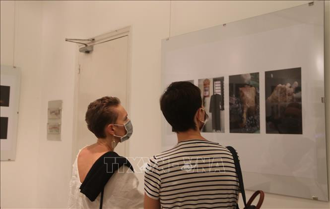 Các vị khách tham quan khu vực triển lãm. Ảnh: Thu Hương - TTXVN Triển lãm "Chân dung phụ nữ" dưới ống kính của các nhiếp ảnh gia trẻ ảnh 4