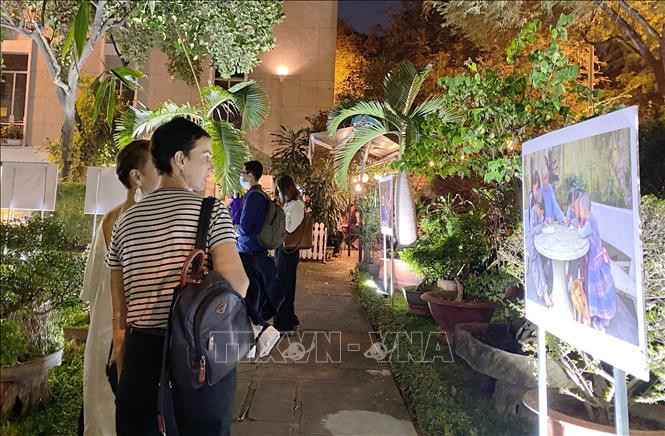 Các vị khách tham quan khu vực triển lãm. Ảnh: Thu Hương - TTXVN Triển lãm "Chân dung phụ nữ" dưới ống kính của các nhiếp ảnh gia trẻ ảnh 3