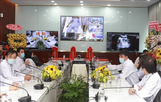 Các bác sỹ Bệnh viện Chợ Rẫy hội chẩn từ xa với Trung tâm Y tế quân dân y huyện Côn Đảo (tỉnh Bà Rịa - Vũng Tàu). Ảnh: Đinh Hằng - TTXVN Bệnh viện Chợ Rẫy kết nối với 300 điểm cầu khám chữa bệnh từ xa ảnh 2