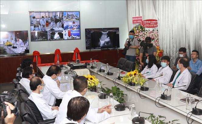 Các bác sỹ Bệnh viện Chợ Rẫy hội chẩn từ xa với Trung tâm Y tế quân dân y huyện Côn Đảo (tỉnh Bà Rịa - Vũng Tàu). Ảnh: Đinh Hằng - TTXVN Bệnh viện Chợ Rẫy kết nối với 300 điểm cầu khám chữa bệnh từ xa ảnh 3