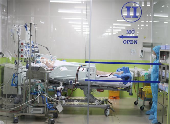 Bệnh nhân 91 đang được theo dõi, điều trị tại Bệnh viện Chợ Rẫy Thành phố Hồ Chí Minh. Ảnh: TTXVN phát COVID-19: Chuyện chưa kể về hành trình 65 ngày điều trị cho bệnh nhân 91 ảnh 3