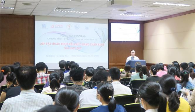 Quang cảnh buổi tập huấn. Ảnh: Đinh Hằng - TTXVN Mở rộng chương trình "Phục hồi chức năng sau đột quỵ" ảnh 1