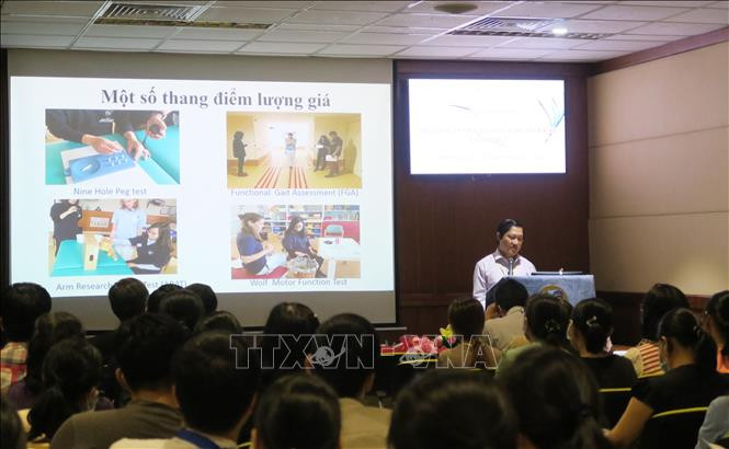 Tiến sỹ, bác sỹ Lê Văn Tuấn, Chủ nhiệm Bộ môn Nội thần kinh, Đại học Y dược Thành phố Hồ Chí Minh, nêu tổng quan về Chương trình AVANT. Ảnh: Đinh Hằng - TTXVN Mở rộng chương trình "Phục hồi chức năng sau đột quỵ" ảnh 2