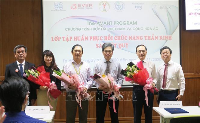 Ban tổ chức tặng hoa các chuyên gia tham gia khóa huấn luyện. Ảnh: Đinh Hằng - TTXVN Mở rộng chương trình "Phục hồi chức năng sau đột quỵ" ảnh 3