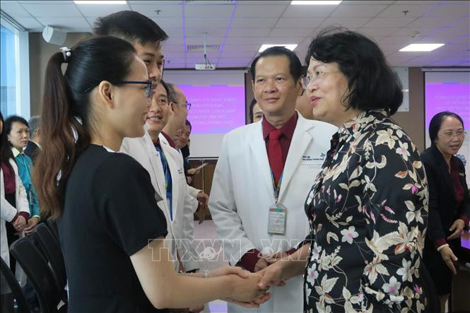 Phó Chủ tịch nước Đặng Thị Ngọc Thịnh thăm hỏi, động viên bố mẹ của cặp song sinh Trúc Nhi - Diệu Nhi. Ảnh: Đinh Hằng - TTXVN Phó Chủ tịch nước Đặng Thị Ngọc Thịnh thăm hai bé song sinh Trúc Nhi - Diệu Nhi ảnh 1