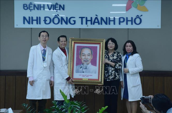 Phó Chủ tịch nước Đặng Thị Ngọc Thịnh tặng bức tranh Chủ tịch Hồ Chí Minh cho tập thể y bác sỹ Bệnh viện Nhi đồng Thành phố Hồ Chí Minh. Ảnh: Đinh Hằng - TTXVN Phó Chủ tịch nước Đặng Thị Ngọc Thịnh thăm hai bé song sinh Trúc Nhi - Diệu Nhi ảnh 4