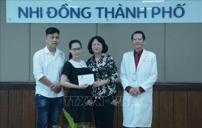 hó Chủ tịch nước Đặng Thị Ngọc Thịnh tặng quà cho bố mẹ của cặp song sinh Trúc Nhi - Diệu Nhi. Ảnh: Đinh Hằng - TTXVN Phó Chủ tịch nước Đặng Thị Ngọc Thịnh thăm hai bé song sinh Trúc Nhi - Diệu Nhi ảnh 2