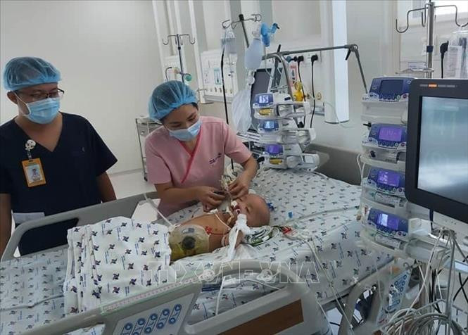 Cặp song sinh Trúc Nhi - Diệu Nhi đang được chăm sóc tích cực tại Bệnh viện Nhi đồng Thành phố Hồ chí Minh. Ảnh: Đinh Hằng - TTXVN Phó Chủ tịch nước Đặng Thị Ngọc Thịnh thăm hai bé song sinh Trúc Nhi - Diệu Nhi ảnh 5