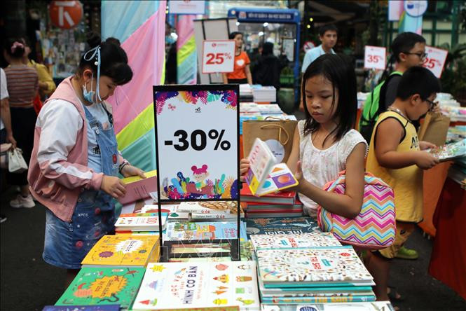 Thiếu nhi thành phố tham quan hội sách với chủ đề “Mở trang sách - Vẽ ước mơ”. Ảnh: Thanh Vũ - TTXVN Khai mạc Hội sách thiếu nhi mở trang sách - vẽ ước mơ ảnh 1