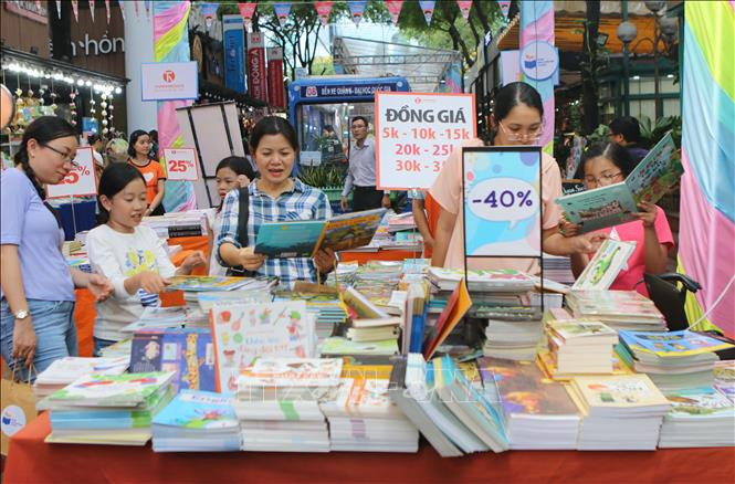 Đông đảo phụ huynh, học sinh thành phố tham quan tại Hội sách thiếu nhi Thành phố với chủ đề “Mở trang sách - Vẽ ước mơ”. Ảnh: Thanh Vũ - TTXVN Khai mạc Hội sách thiếu nhi mở trang sách - vẽ ước mơ ảnh 2