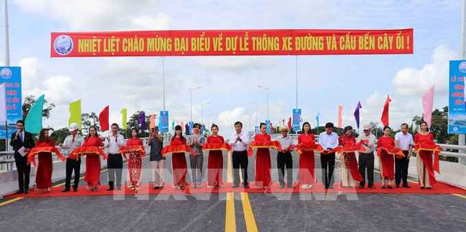 Các đại biểu cắt băng thông xe cầu Cây Ổi bắt qua sông Vàm Cỏ Đông, nối liền hai xã biên giới Hòa Thạnh và Phước Vinh, huyện Châu Thành, ngày 26/7/2020. Ảnh minh họa: Lê Đức Hoảnh - TTXVN Tây Ninh đầu tư gần 400 tỷ đồng xây cầu bắc qua các xã biên giới ảnh 1