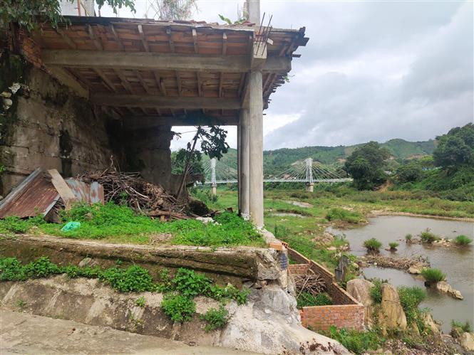 Các hộ dân sinh sống ven sông Đăk Pne, huyện Kon Rẫy (Kon Tum) nơm nớp lo sợ vì bờ sông đã sạt lở nghiêm trọng, ăn sâu vào móng nhà. Ảnh: Dư Toán - TTXVN Kon Tum khẩn trương thực hiện phương án khắc phục sạt lở trên sông, suối ảnh 4