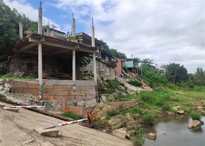 Các hộ dân sinh sống ven sông Đăk Pne, huyện Kon Rẫy (Kon Tum) nơm nớp lo sợ vì bờ sông đã sạt lở nghiêm trọng, ăn sâu vào móng nhà. Ảnh: Dư Toán - TTXVN Kon Tum khẩn trương thực hiện phương án khắc phục sạt lở trên sông, suối ảnh 3