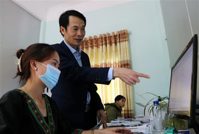 Anh Nguyễn Thanh Tùng được điều động về làm Bí thư Đảng ủy xã Khun Há, huyện Tam Đường (Lai Châu) hướng dẫn cán bộ phụ nữ xã về kỹ năng sử dụng công nghệ thông tin. Ảnh: Việt Hoàng - TTXVN Luân chuyển cán bộ về cơ sở ở vùng cao, biên giới để gần dân, sát dân (Bài 2) ảnh 4