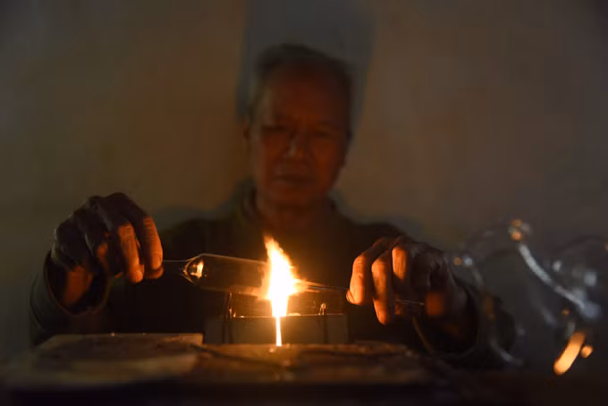 Người dân Thống Nhất giữ “lửa” nghề thổi thủy tinh truyền thống nơi đô thành ảnh 3