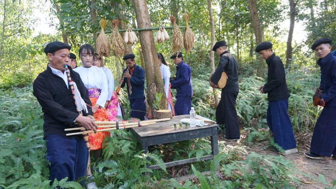 Mọi người mang lễ vật ra khu rừng thiêng để dâng thần linh. Ảnh: Hoàng Hải Tái hiện Lễ cúng thần rừng đầu nguồn của đồng bào dân tộc Mông ảnh 2