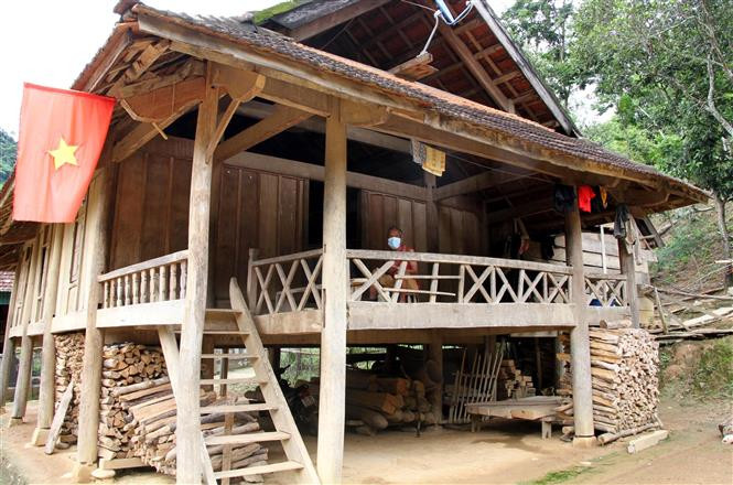 Người dân bản La Ngan, nơi ghi nhận 7 ca bệnh COVID-19 ở xã Chiêu Lưu, huyện Kỳ Sơn (Nghệ An) tuân thủ các quy định phòng, chống dịch COVID-19. Ảnh: Văn Tý - TTXVN Vùng cao Nghệ An gồng mình chống dịch COVID-19 ảnh 1