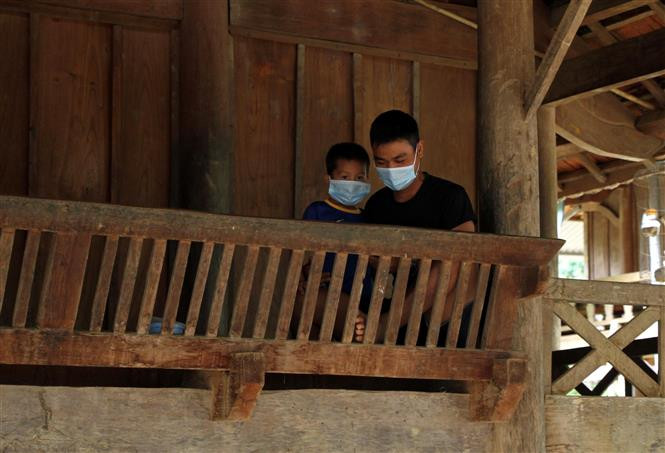 Người dân bản La Ngan, nơi ghi nhận 7 ca bệnh COVID-19 ở xã Chiêu Lưu, huyện Kỳ Sơn (Nghệ An) tuân thủ các quy định phòng, chống dịch COVID-19. Ảnh: Văn Tý - TTXVN Vùng cao Nghệ An gồng mình chống dịch COVID-19 ảnh 2