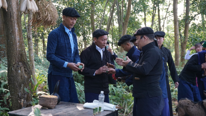 Thầy cúng làm lễ cúng sống. Ảnh: Hoàng Hải Tái hiện Lễ cúng thần rừng đầu nguồn của đồng bào dân tộc Mông ảnh 4