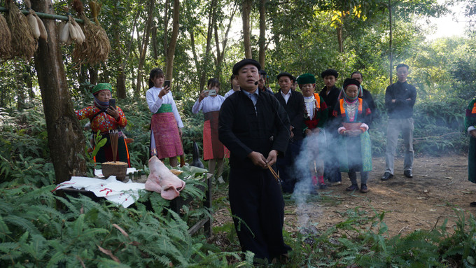 Thầy cúng tiền hành các nghi lễ cúng chín dâng thần linh. Ảnh: Hoàng Hải Tái hiện Lễ cúng thần rừng đầu nguồn của đồng bào dân tộc Mông ảnh 7