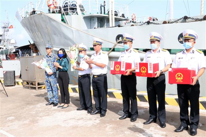 Lãnh đạo Vùng 2 Hải quân và thành phố Vũng Tàu tặng hoa chúc mừng Tổ Bầu cử sớm trên biển hoàn thành nhiệm vụ. Ảnh: Đoàn Mạnh Dương - TTXVN 16 tỉnh, thành phố hoàn thành việc bầu cử sớm ảnh 1
