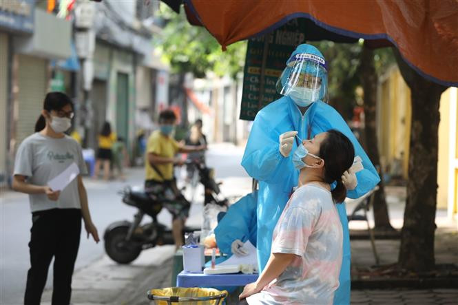 Nhân viên y tế lấy mẫu xét nghiệm COVID-19 cho người dân xóm 7A, thôn Yên Ngưu, xã Tam Hiệp, huyện Thanh Trì. Ảnh: Minh Quyết - TTXVN Dịch COVID-19: Trưa 12/9, thành phố Hà Nội ghi nhận thêm 17 ca dương tính với SARS-CoV-2, trong đó 2 ca tại cộng đồng ảnh 1