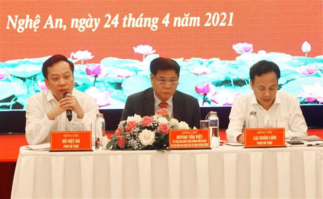 Các đại biểu chủ trì hội nghị. Ảnh: Tá Chuyên - TTXVN Tập trung chỉ đạo thực hiện kế hoạch triển khai "Năm tăng cường công tác quản lý đảng viên" ảnh 2