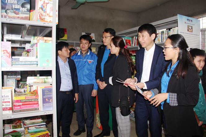 Đại biểu tham quan Tủ sách Đinh Hữu Dư. Ảnh: Hoàng Ngà - TTXVN Đoàn Thanh niên TTXVN trao tặng Tủ sách Đinh Hữu Dư tại Hà Tĩnh ảnh 2