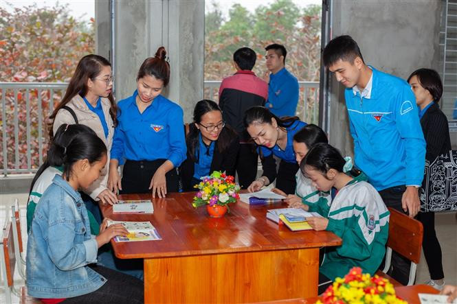Các em học sinh trường THCS Trần Kim Xuyến đọc sách tại Thư viện có Tủ sách Đinh Hữu Dư. Ảnh: Hoàng Ngà - TTXVN Đoàn Thanh niên TTXVN trao tặng Tủ sách Đinh Hữu Dư tại Hà Tĩnh ảnh 3