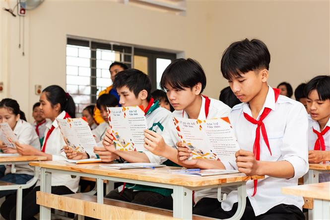 Các em học sinh trường THCS Trần Kim Xuyến hào hứng với chương trình "Nói không với Fake News". Ảnh: Minh Công - TTXVN Đoàn Thanh niên TTXVN trao tặng Tủ sách Đinh Hữu Dư tại Hà Tĩnh ảnh 5