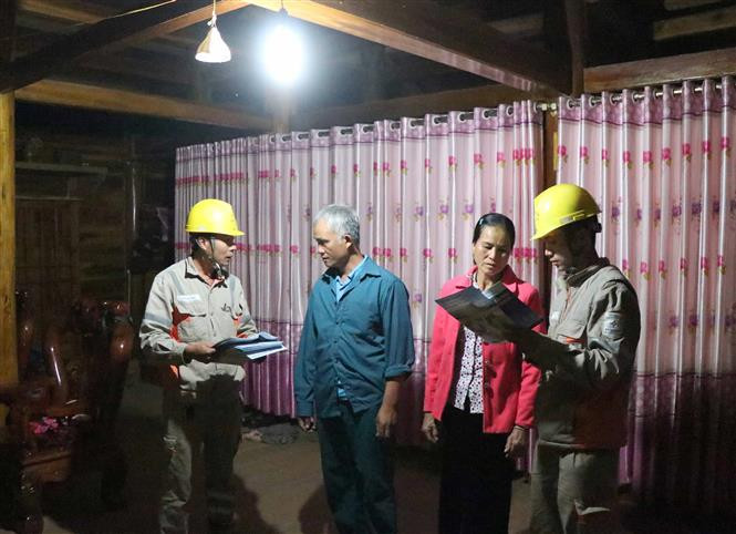 Cán bộ kỹ thuật Công ty Điện lực Điện Biên tuyên truyền, hướng dẫn cho người dân sử dụng điện an toàn, tiết kiệm, hiệu quả. Ảnh: Xuân Tiến - TTXVN Điện về bản Yên bừng sáng sau hơn 30 năm mong đợi ảnh 5