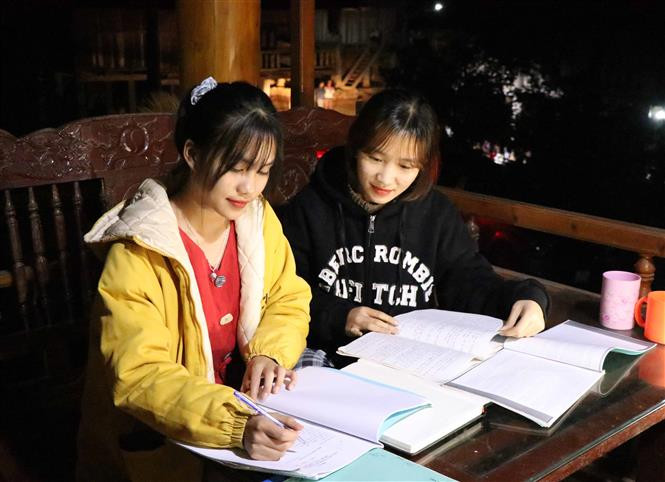 Học sinh cấp 3 Trường PHTH Mường Nhé sinh sống ở bản Yên sử dụng nguồn điện lưới quốc gia thắp sáng để học bài, thay cho việc phải sử dụng nến, đèn dầu thắp sáng như trước đây. Ảnh: Xuân Tiến – TTXVN Điện về bản Yên bừng sáng sau hơn 30 năm mong đợi ảnh 3