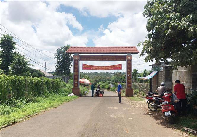 Người dân thôn đoàn kết, thành lập tổ chốt chặn COVID-19 ở cửa ngõ ra vào thôn để bảo vệ vùng xanh. Ảnh: Hoài Thu - TTXVN Kiên Cường - xứng danh vùng đất anh hùng ảnh 7