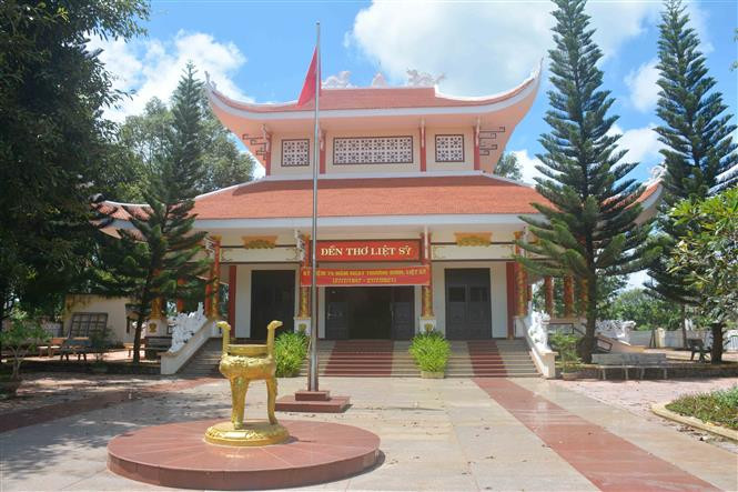 Đền thờ liệt sĩ thôn Kiên Cường được khánh thành, đưa vào sử dụng năm 2012 trở thành địa chỉ đỏ giáo dục truyền thống cách mạng. Ảnh: Hoài Thu - TTXVN Kiên Cường - xứng danh vùng đất anh hùng ảnh 3