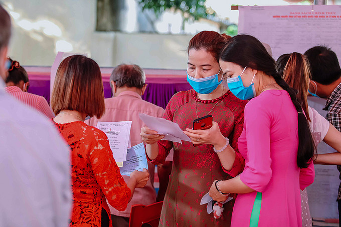 Rực rỡ sắc màu của những tà áo dài truyền thống trong Ngày hội non sông. Ảnh: Lưu Cường Những tà áo dài trong ngày bầu cử ảnh 10