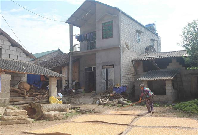 Một ngôi nhà được xây dựng khang trang ở xã Đình Phong, huyện Trùng Khánh, tỉnh Cao Bằng. Ảnh: Chu Hiệu -TTXVN. Cao Bằng tạo sinh kế giúp hộ nghèo vươn lên ảnh 4