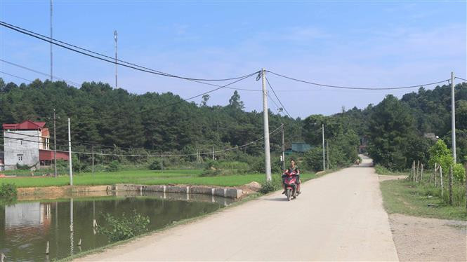 Những con đường được bê tông hóa ở nông thôn xã Đình Phong, huyện Trùng Khánh, tỉnh Cao Bằng. Ảnh: Chu Hiệu -TTXVN. Cao Bằng tạo sinh kế giúp hộ nghèo vươn lên ảnh 3