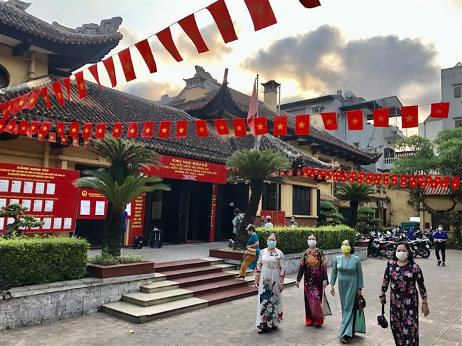 Người dân Thủ đô Hà Nội hăng hái đi bầu cử. Ảnh: Lâm Khánh - TTXVN Bắt đầu cuộc bầu cử đại biểu Quốc hội khóa XV và đại biểu Hội đồng nhân dân các cấp nhiệm kỳ 2021 - 2026 trong cả nước ảnh 1