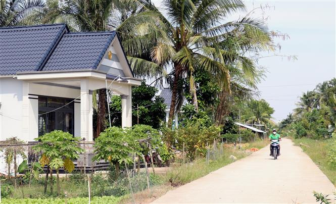 Đường giao thông và nhà dân xây dựng khang trang ở xã nông thôn mới Thạnh Lộc, huyện Châu Thành (Kiên Giang). Ảnh: Lê Huy Hải - TTXVN Định hướng xây dựng nông thôn mới gắn với đô thị hóa ảnh 1